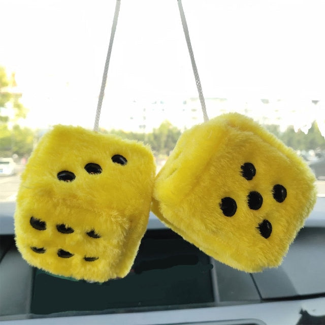 Accesorio para coche con dados de peluche difusos