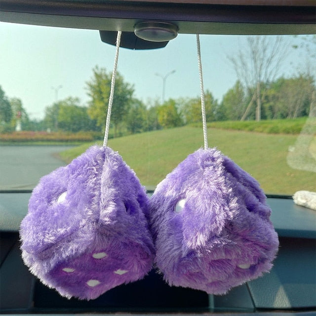 Accesorio para coche con dados de peluche difusos