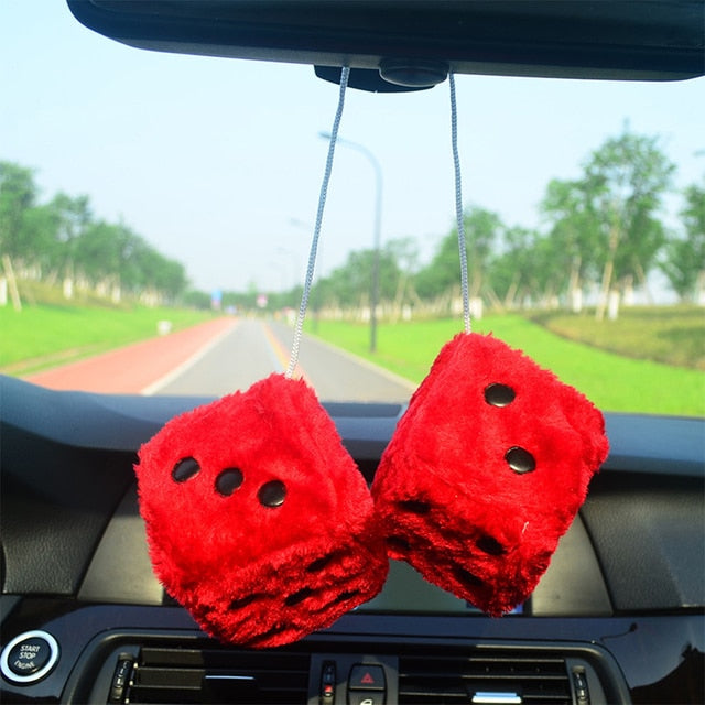 Accesorio para coche con dados de peluche difusos