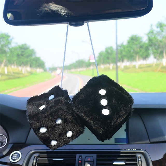 Accesorio para coche con dados de peluche difusos