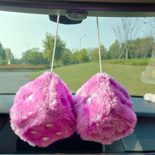 Accesorio para coche con dados de peluche difusos