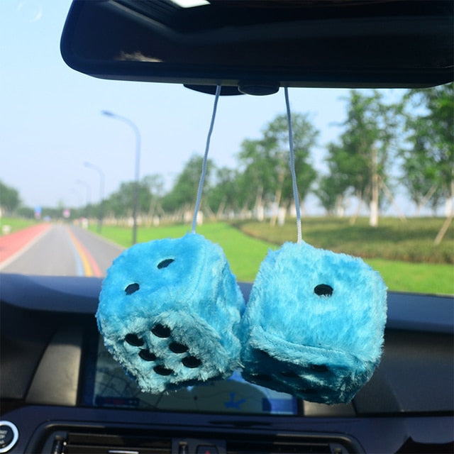 Accesorio para coche con dados de peluche difusos